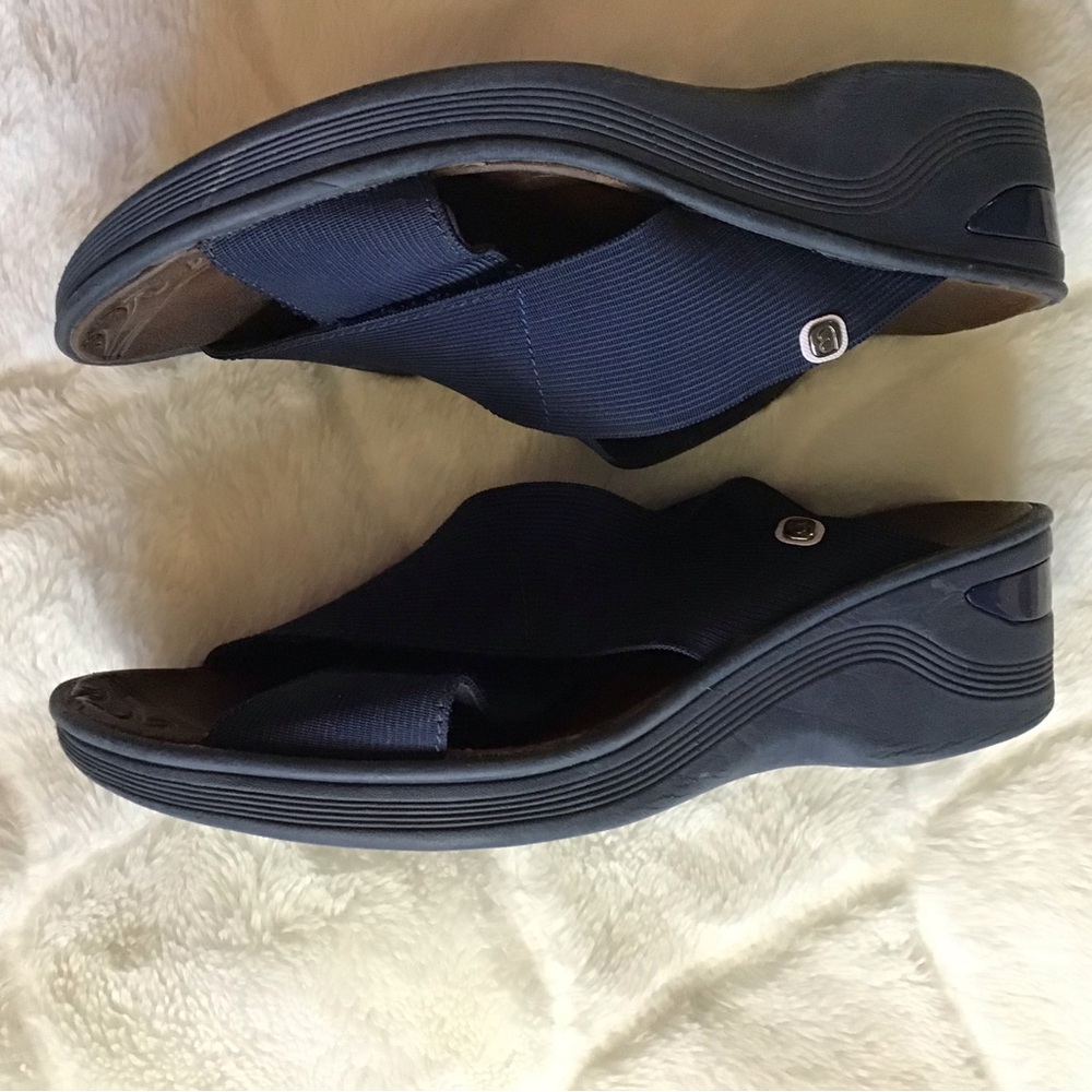 Bzees Blue and Brown Cross-Strap Sandals - Picture 2 of 4